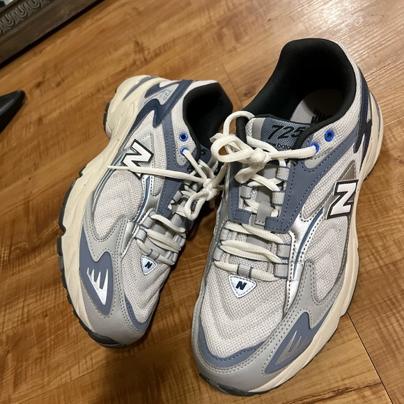 New Balance 725 💙 - Picture 5 of 9